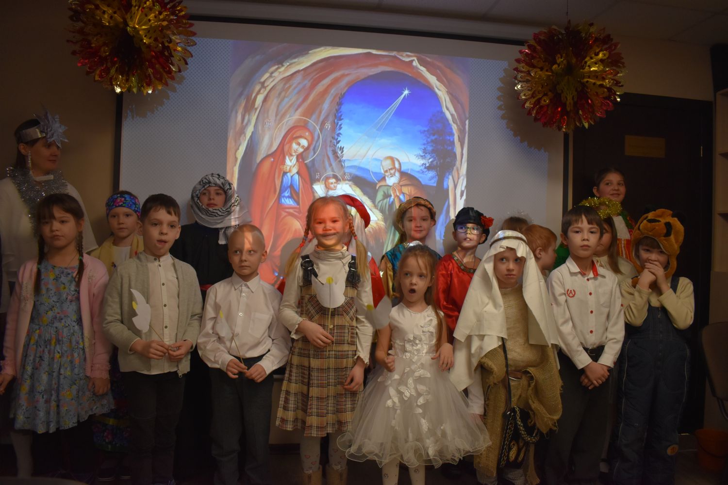 Святочный спектакль показали дети Воскресной школы прихода
